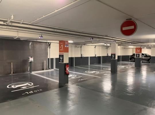 Places de stationnement réservées à la recharge des véhicules électriques au niveau -1d, équipées de bornes murales.