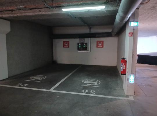 Places de recharge pour véhicules électriques numérotées 92 et 93.