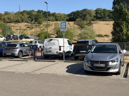Quatre places de stationnement réservées à la recharge des véhicules électriques.