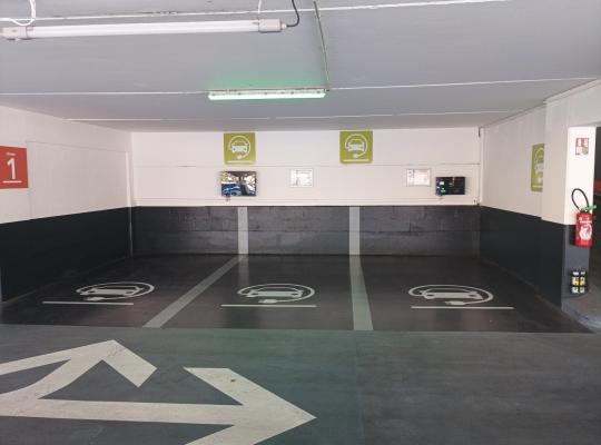 Emplacements réservés avec bornes de recharge pour véhicules électriques au niveau 1.