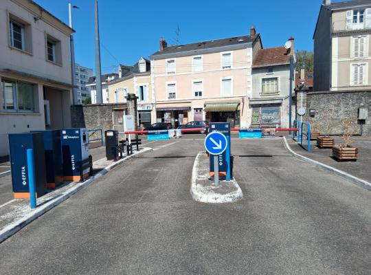 Entrée et sortie de parking avec barrières automatiques et bornes EFFIA.