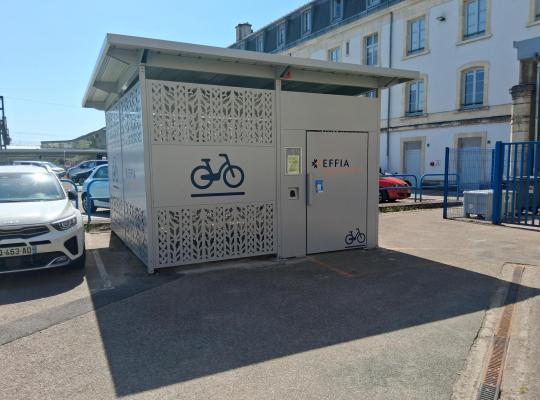Abri à vélos sécurisé EFFIA en métal gris avec accès par lecteur de badge.