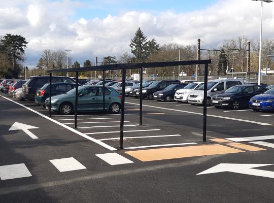 Emplacements couverts réservés aux deux-roues et voie de circulation marquée au sol du parking EFFIA Bois-le-Roi Sud.