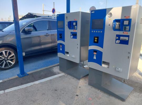 Caisses automatiques de paiement sécurisées installées en extérieur à proximité des stationnements.