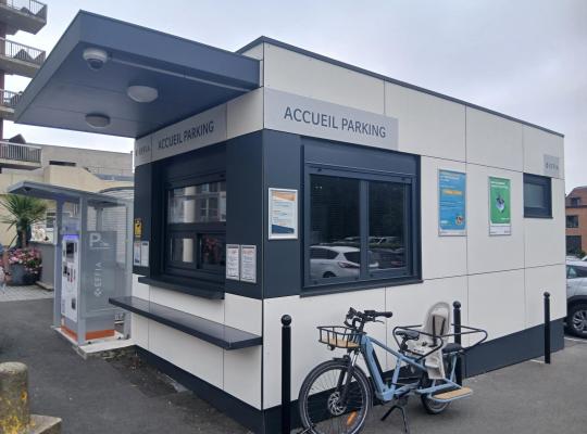 Local d'accueil de la clientèle et caisse automatique de paiement sur le parking EFFIA.