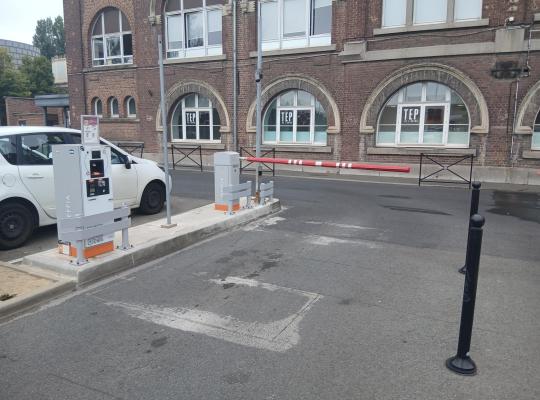 Borne de contrôle et barrière d'accès EFFIA situées devant le bâtiment de la gare.