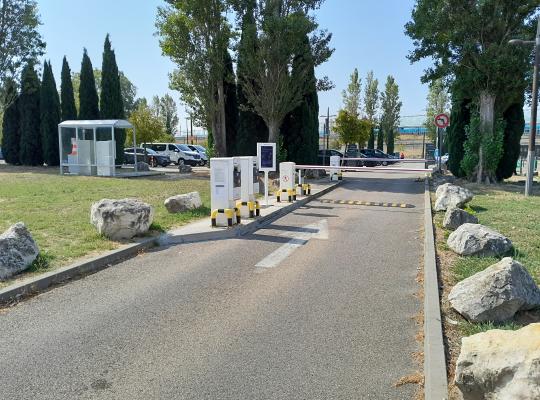 Borne de contrôle, barrière automatique et ralentisseur à l'entrée du parking EFFIA P1.