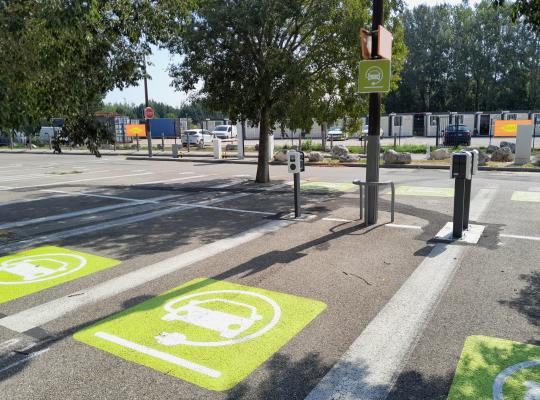 Places réservées avec bornes de recharge pour véhicules électriques au parking EFFIA P1.