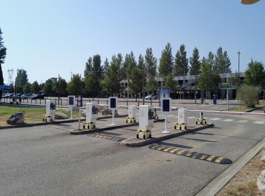 Voies d'accès équipées de bornes de contrôle et barrières automatiques au parking EFFIA P2-P3.