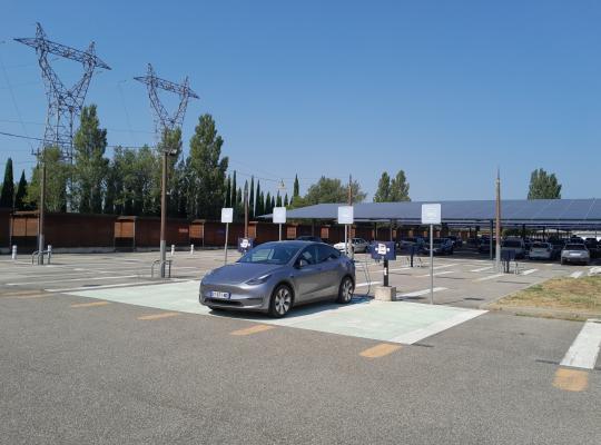 Zone de stationnement dédiée à la recharge des véhicules électriques au parking EFFIA P2-P3.