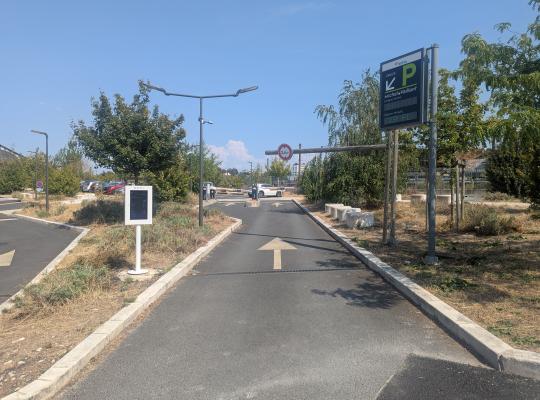 Voie d'accès au parking P2 Michel-Vaillant avec panneau d'affichage EFFIA.