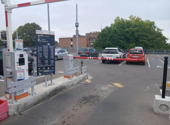 Borne de contrôle d'accès, barrière automatique et panneau tarifaire à l'entrée du parking P3 Urgences.