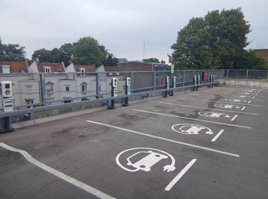 Emplacements réservés à la recharge des véhicules électriques équipés de bornes fixes et marquage au sol.