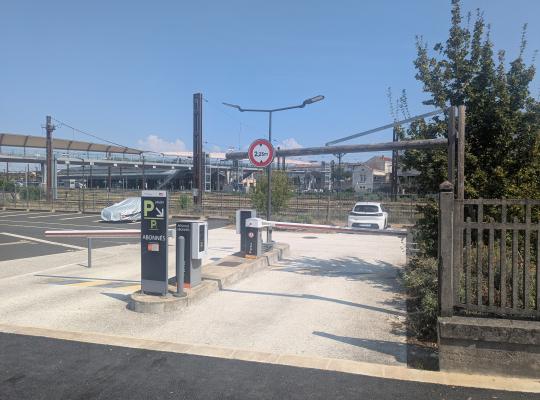 Entrée du parking P3 réservé aux abonnés avec barrières automatiques.