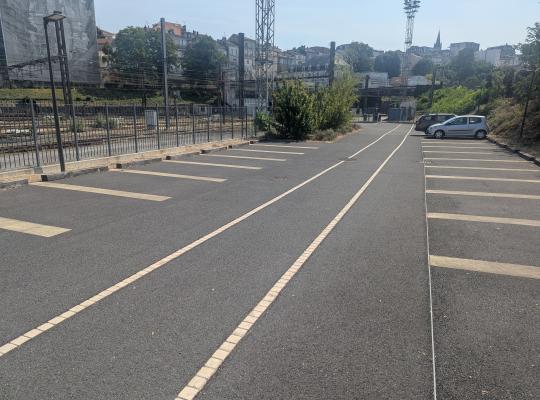 Emplacements de stationnement extérieurs le long des voies ferrées à Angoulême.