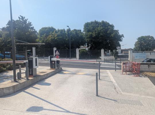 Voies de sortie du parking P3 équipées de barrières vers la voie publique.