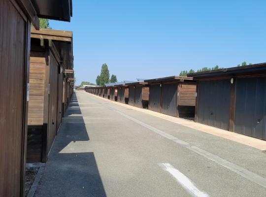 Avenante rangée de garages et boxes individuels fermés au parking EFFIA P4.