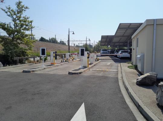Bornes d'accès, barrières automatiques et ombrières photovoltaïques à l'entrée du parking EFFIA P5.