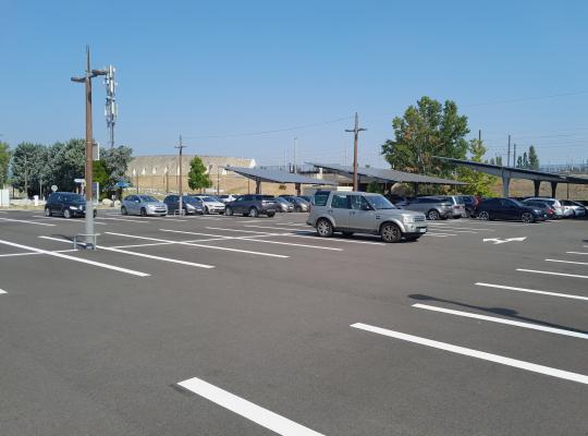 Zone de stationnement extérieure avec ombrelles photovoltaïques et emplacements délimités au parking EFFIA P5.