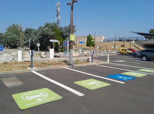 Emplacements de recharge pour véhicules électriques et place réservée PMR au parking EFFIA P5.