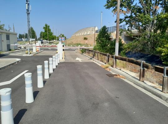 Voie de sortie sécurisée avec potelets de guidage et barrière automatique au parking EFFIA P5.