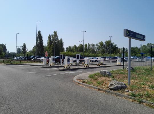 Panneau signalétique et voies d'accès avec barrières automatiques à l'entrée du parking EFFIA P6.
