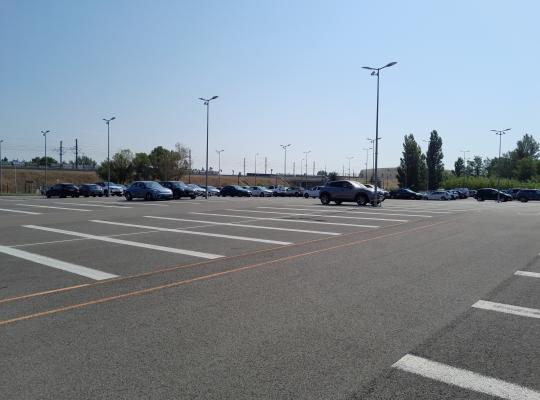Plateau de stationnement extérieur avec emplacements délimités au sol au parking EFFIA P6.