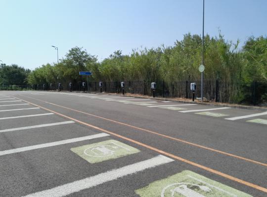 Emplacements dédiés avec bornes de recharge pour véhicules électriques au parking EFFIA P6.