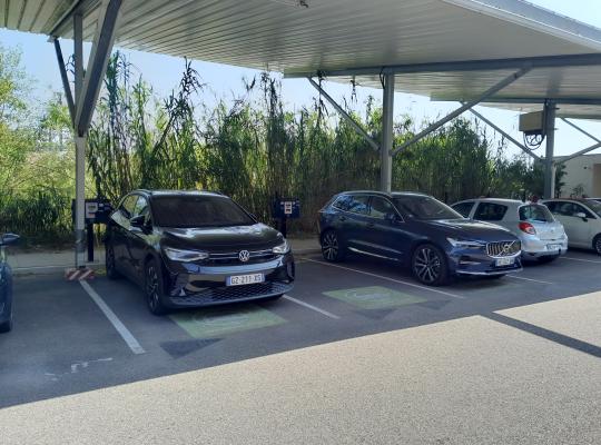 Places couvertes équipées de bornes de recharge pour véhicules électriques au parking EFFIA P7.