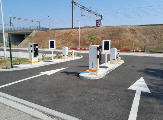 Bornes d'accès, écrans d'information et barrières automatiques à l'entrée du parking EFFIA P8.