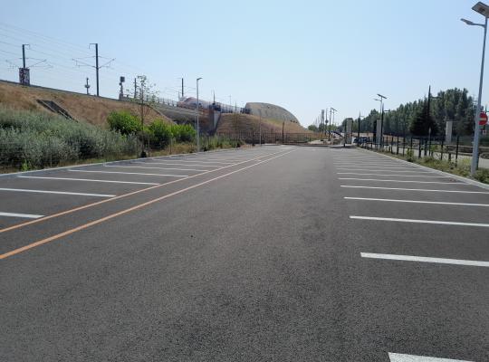 Plateau de stationnement à ciel ouvert avec places délimitées au sol au parking EFFIA P8.