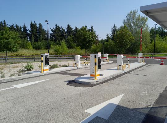 Voies de sortie du parking EFFIA P8 équipées de bornes de paiement et de barrières automatiques.