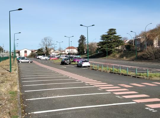 Allée de circulation et places de stationnement en épi au parking EFFIA Gare de Longueville.
