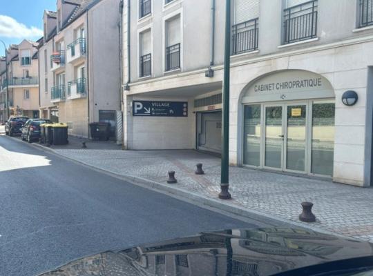 Entrée sécurisée du parking souterrain au rez-de-chaussée de l'immeuble.