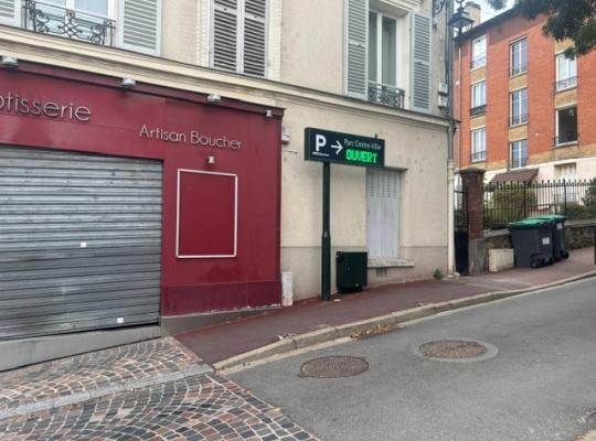 Panneau lumineux indiquant l'accès au parking du centre-ville dans la rue.