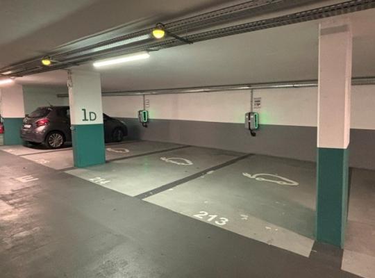 Places de stationnement équipées de bornes de recharge pour véhicules électriques.