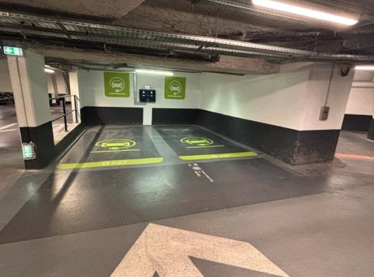 Emplacements de stationnement réservés à la recharge des véhicules électriques.
