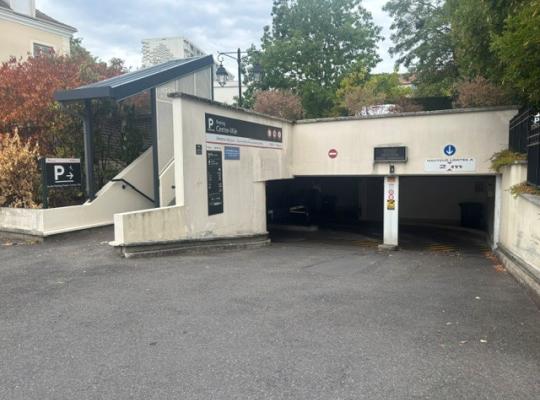 Rampes d'accès du parking souterrain avec panneau de hauteur limitée à deux