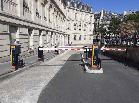 Voies de sortie équipées de barrières automatiques du parking EFFIA Paris Gare de Lyon, le long du bâtiment haussmannien.