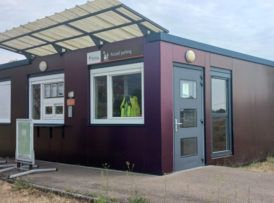 Espace d'accueil modulaire du parking EFFIA réservé à l'information et à l'assistance des usagers.