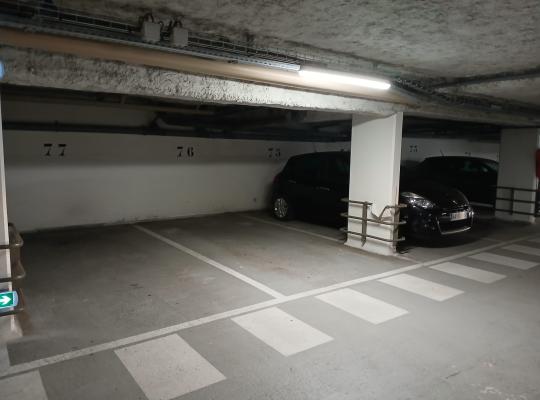 Places de stationnement PMR numérotées 8, 9 et 10, bien signalées au sol.