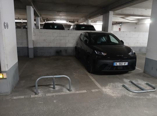Place de parking PMR numéro 60 avec arceau de protection relevé.