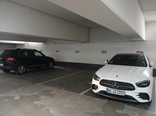 Place de parking PMR numéro 60 avec arceau de protection relevé.