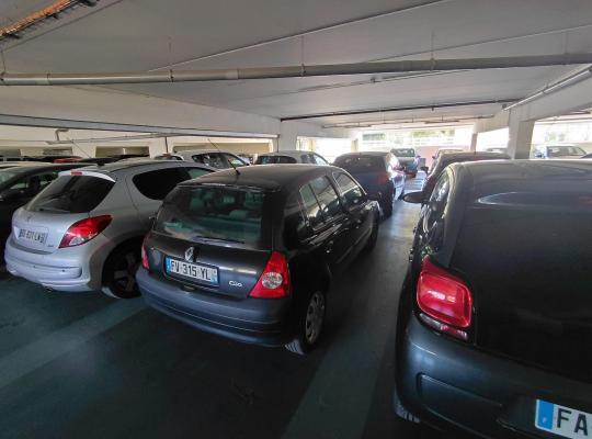 Emplacements de stationnement couverte pour véhicules légers dans le parking.