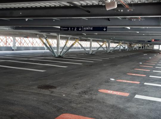 Plateau de stationnement couvert, signalétique de guidage et places délimitées au rez-de-chaussée du parking EFFIA Nangis.