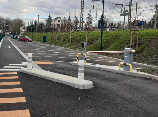 Voie de sortie sécurisée du parking EFFIA Bois-le-Roi Nord, avec barrière automatique et marquage au sol.