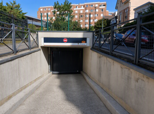 Rampe et porte de sortie du parking souterrain EFFIA avec panneau sens interdit.