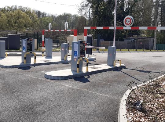 Voies de sortie équipées de bornes de paiement et barrières automatiques au parking EFFIA Marles-en-Brie P1.