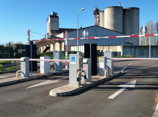 Voies de sortie équipées de bornes de paiement et barrières automatiques au parking EFFIA Gare de Mormant.