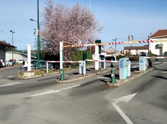 Voies de sortie du parking EFFIA Gare de Longueville avec bornes de paiement et barrières automatiques.